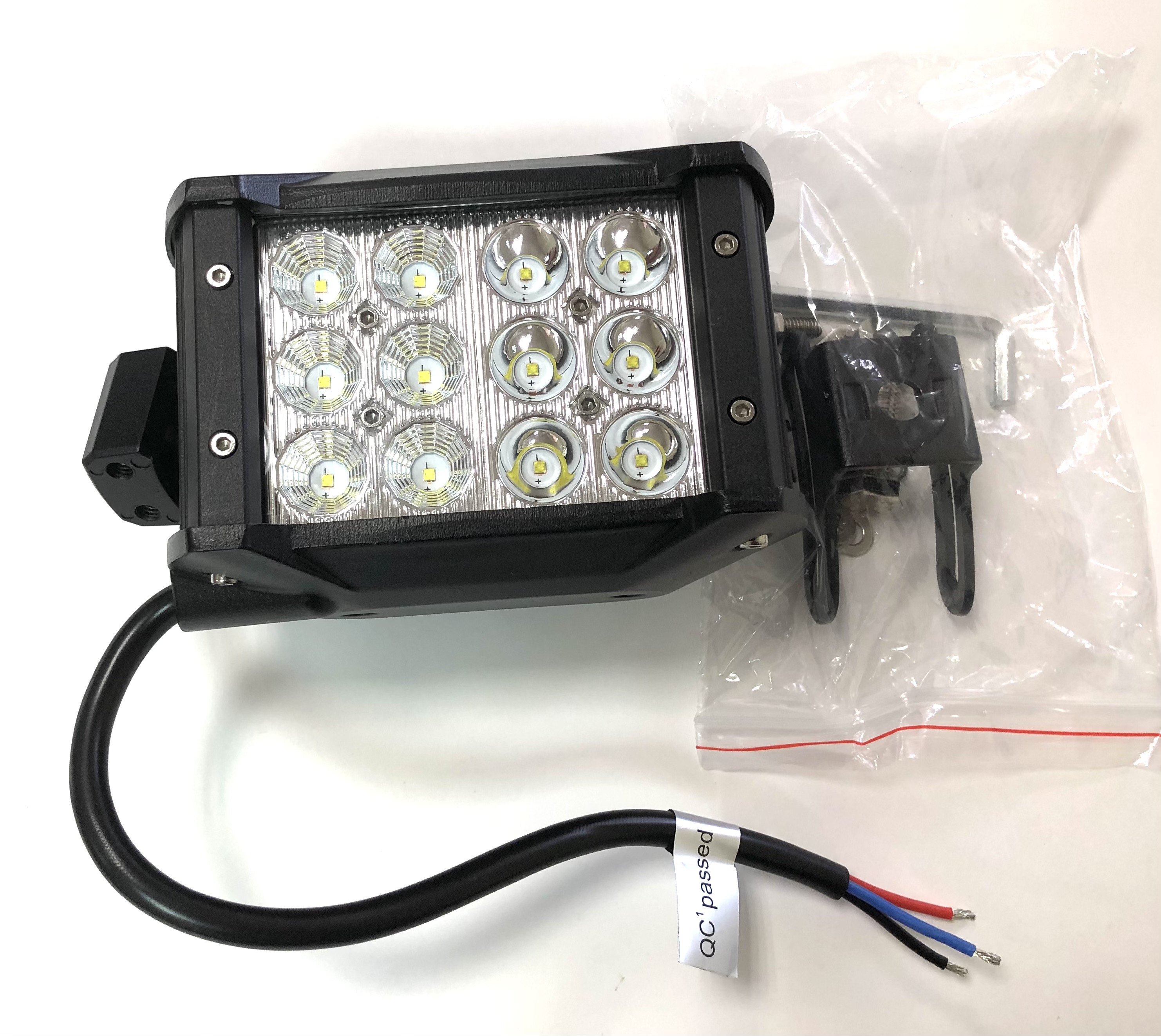 Фары  дополнительные 12 SMD (Квадрат) LYD-Q-36W